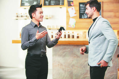 科大訊飛的&ldquo;雙屏翻譯機&rdquo;(資料圖)